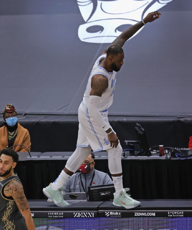 广东队鏖战勇士，浓眉哥点燃赛场