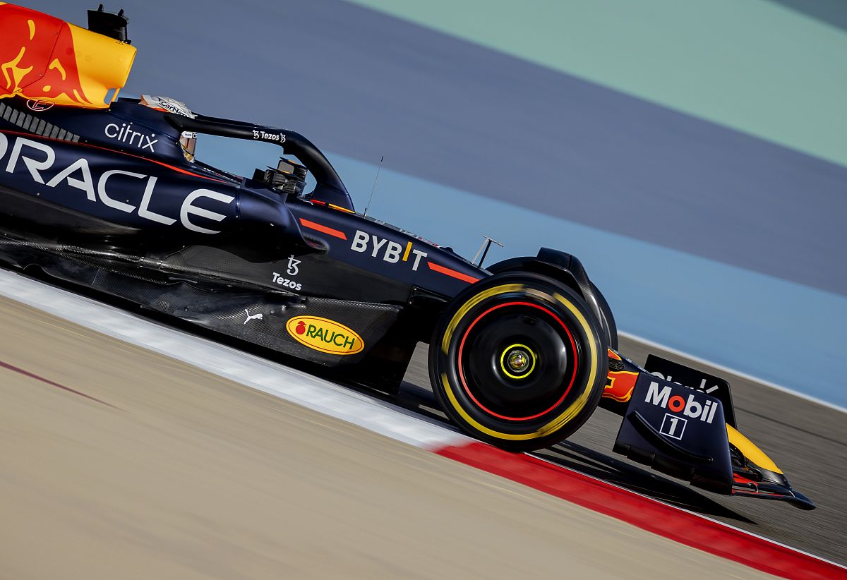 迈凯伦翻盘雷诺车队，皮亚斯特里关键制胜