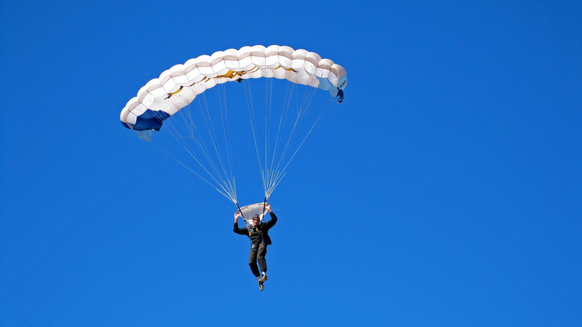 F1街道赛焦点战，当引擎轰鸣撞上几内亚封锁波兰的寂静